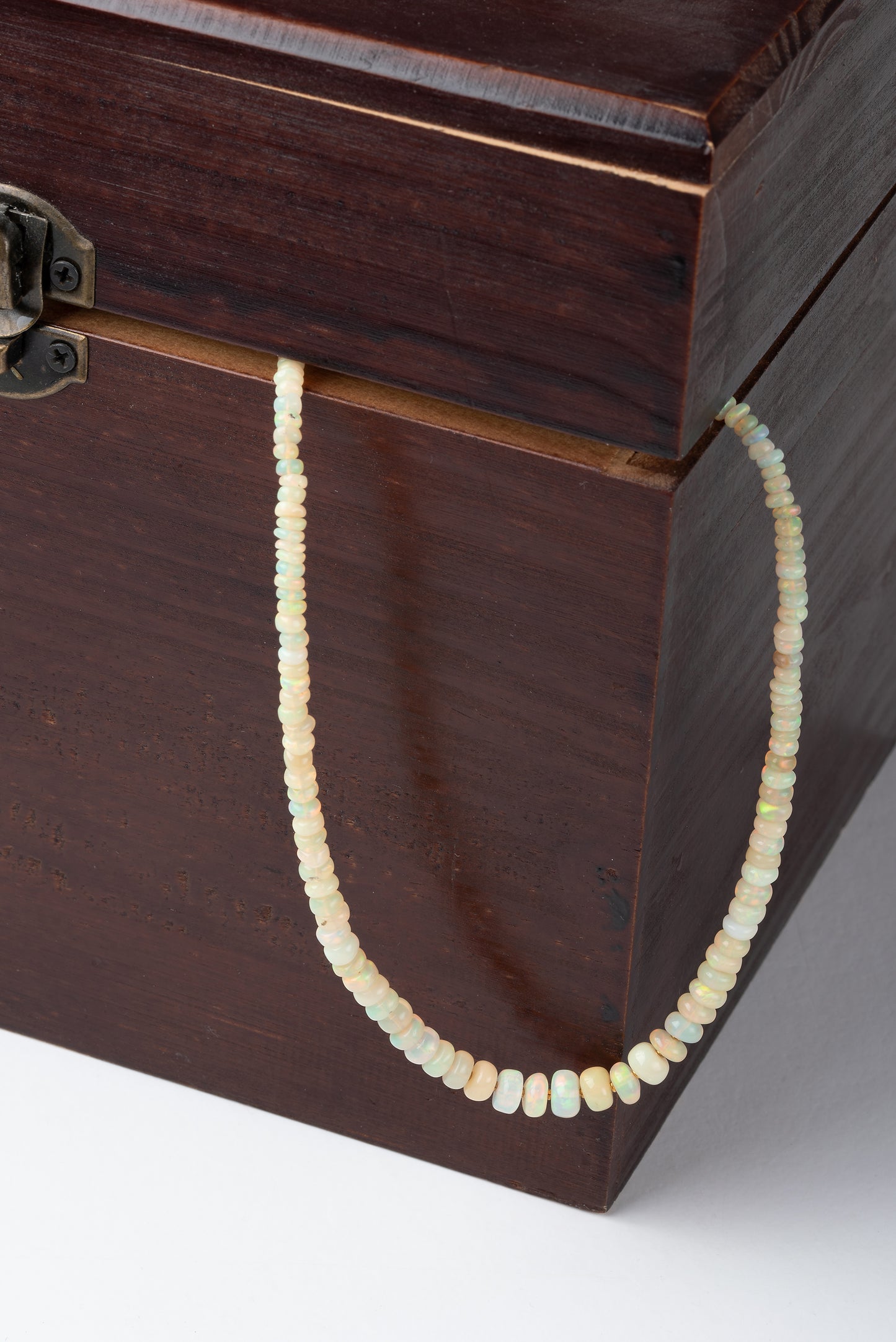 Gold 18K necklace with opal and gold element