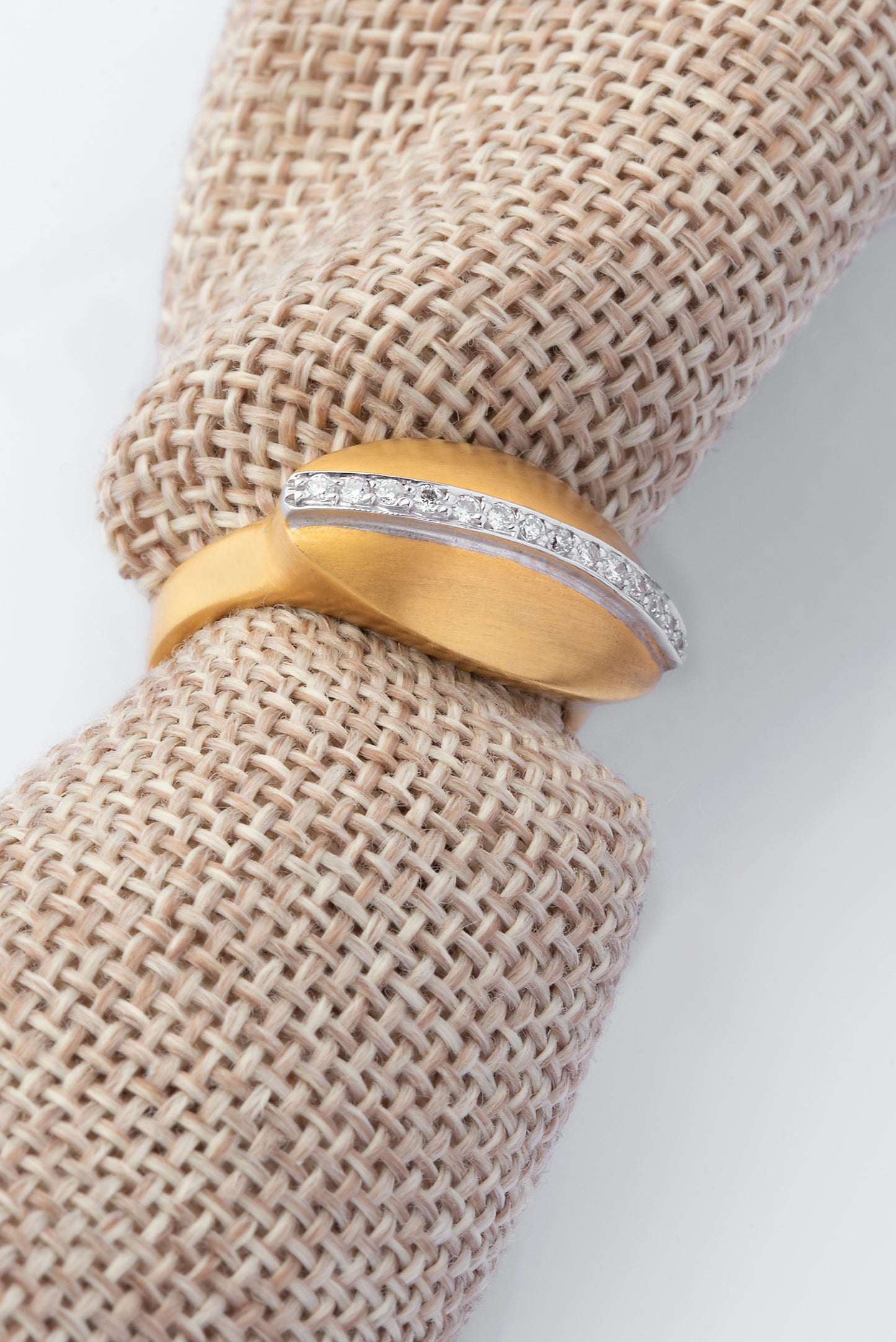 Gold 18K ring with diamonds