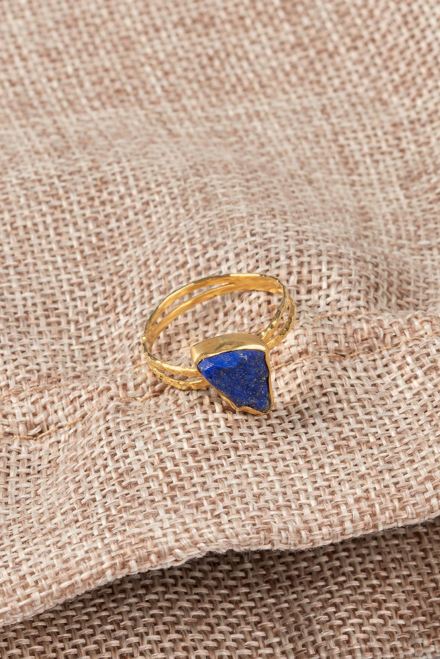 Gold 9K ring with lapis lazouli