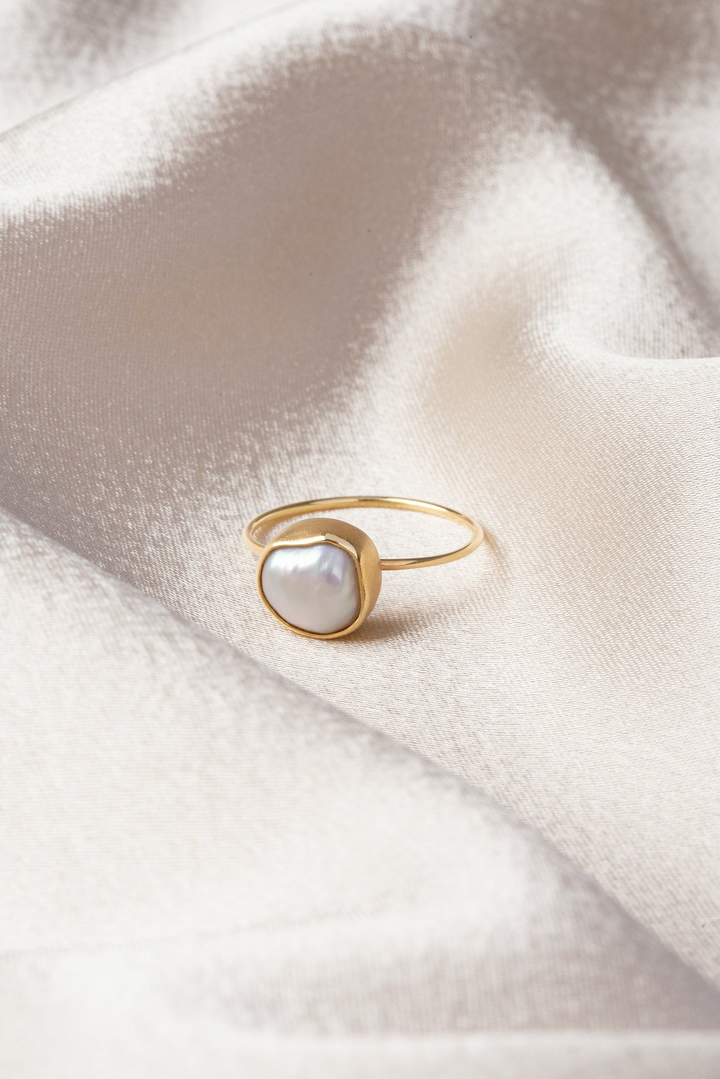 Gold 14K ring with fresh water pearl