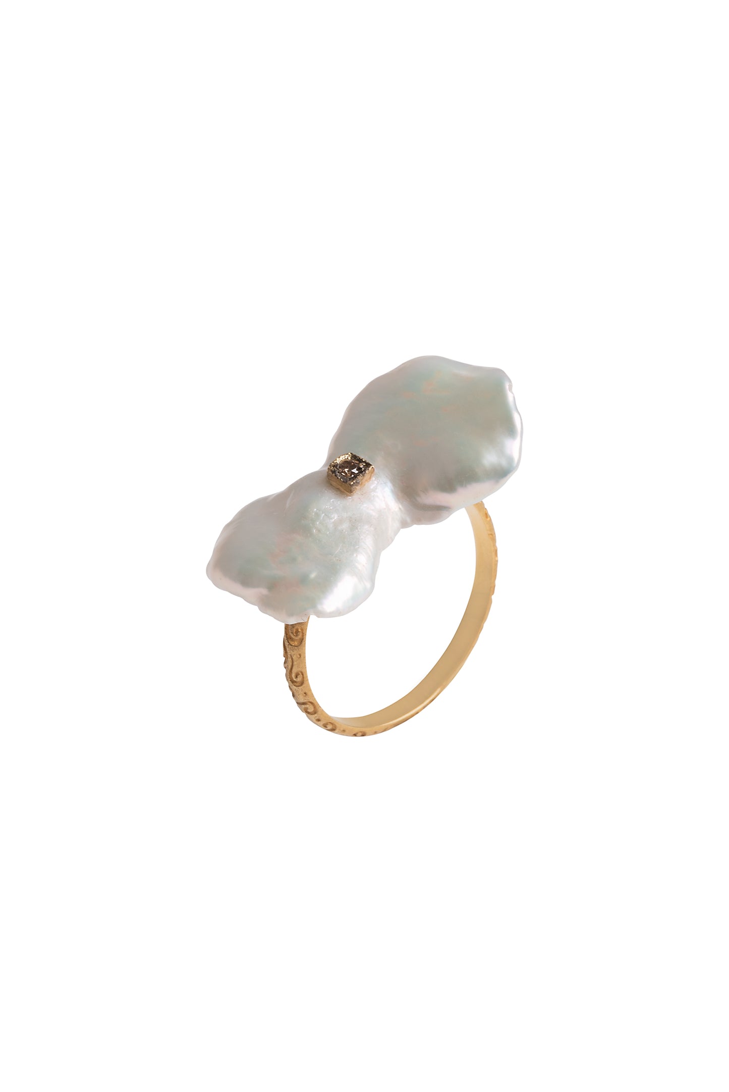 Gold 18K ring with fresh water pearl and diamond