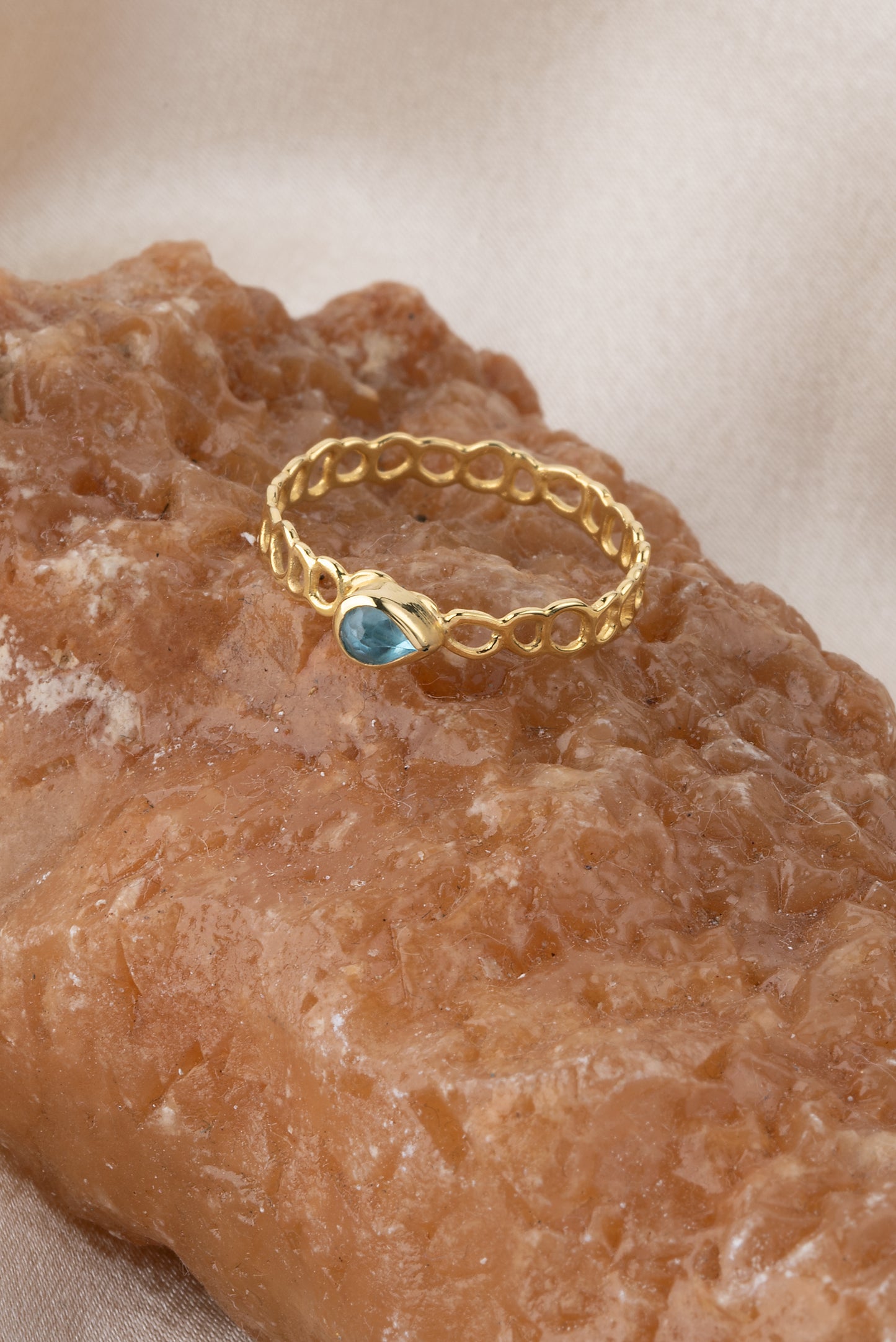 Ring with 14K gold decorated with blue topaz