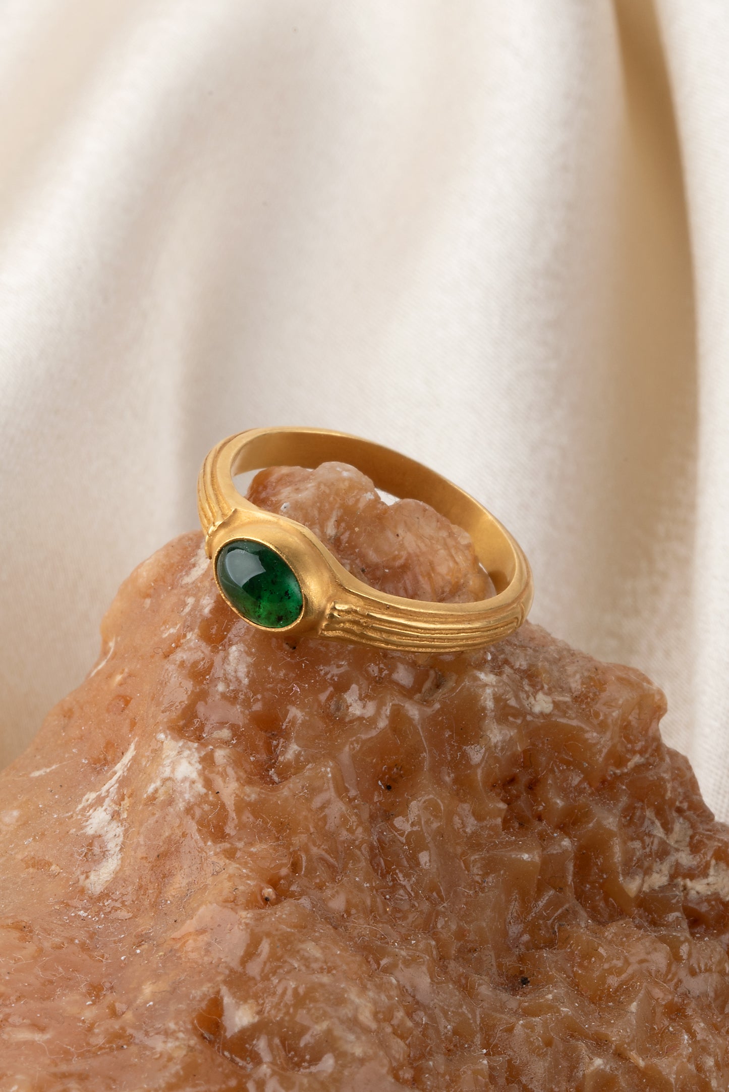 Gold 18K ring with emerald