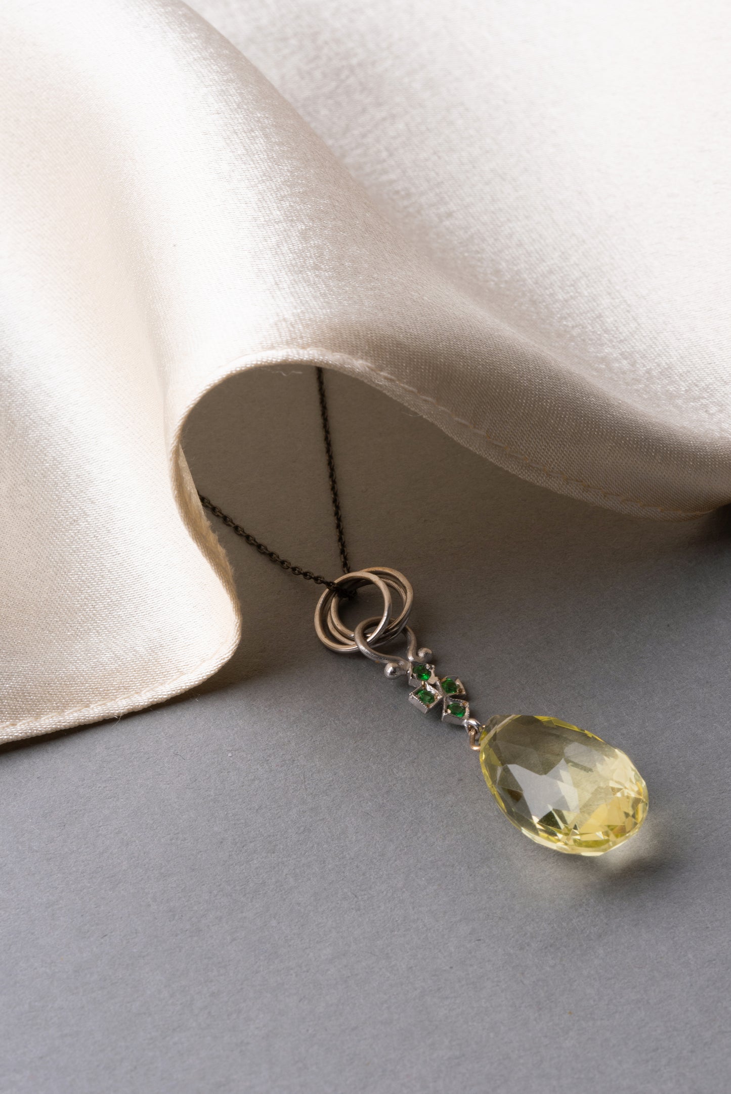 White gold necklace 18K with semi-precious stones quartz and tzavorite and with 925 oxidized silver chain
