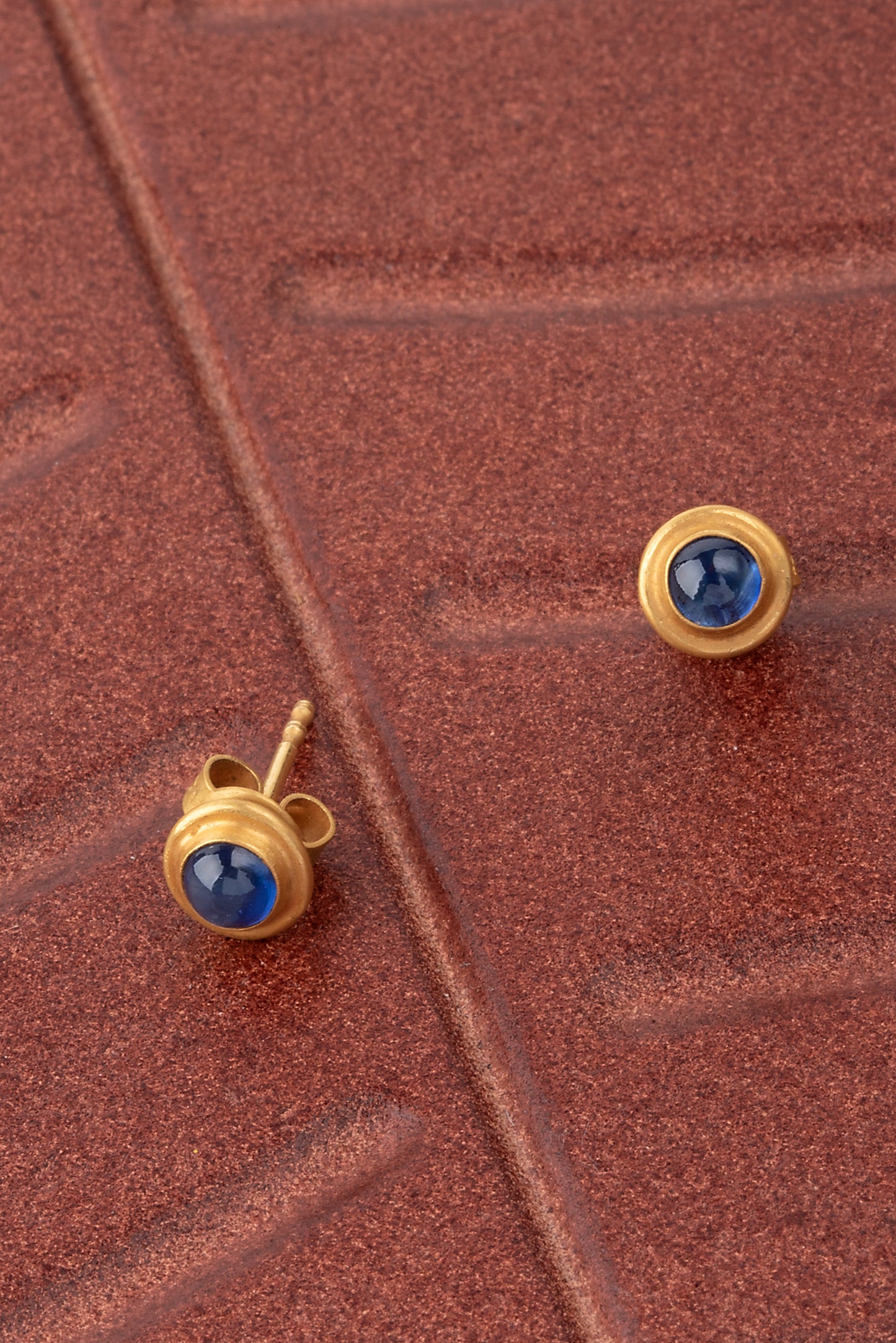 Gold 18K earrings with sapphire