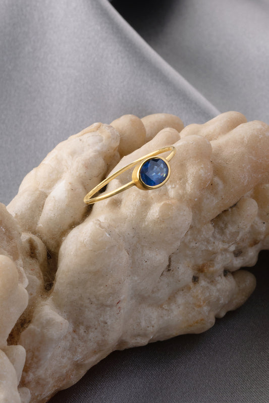 Gold 18K ring with sapphire